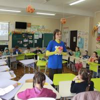 Maria Kurakina is playing a game with the children.